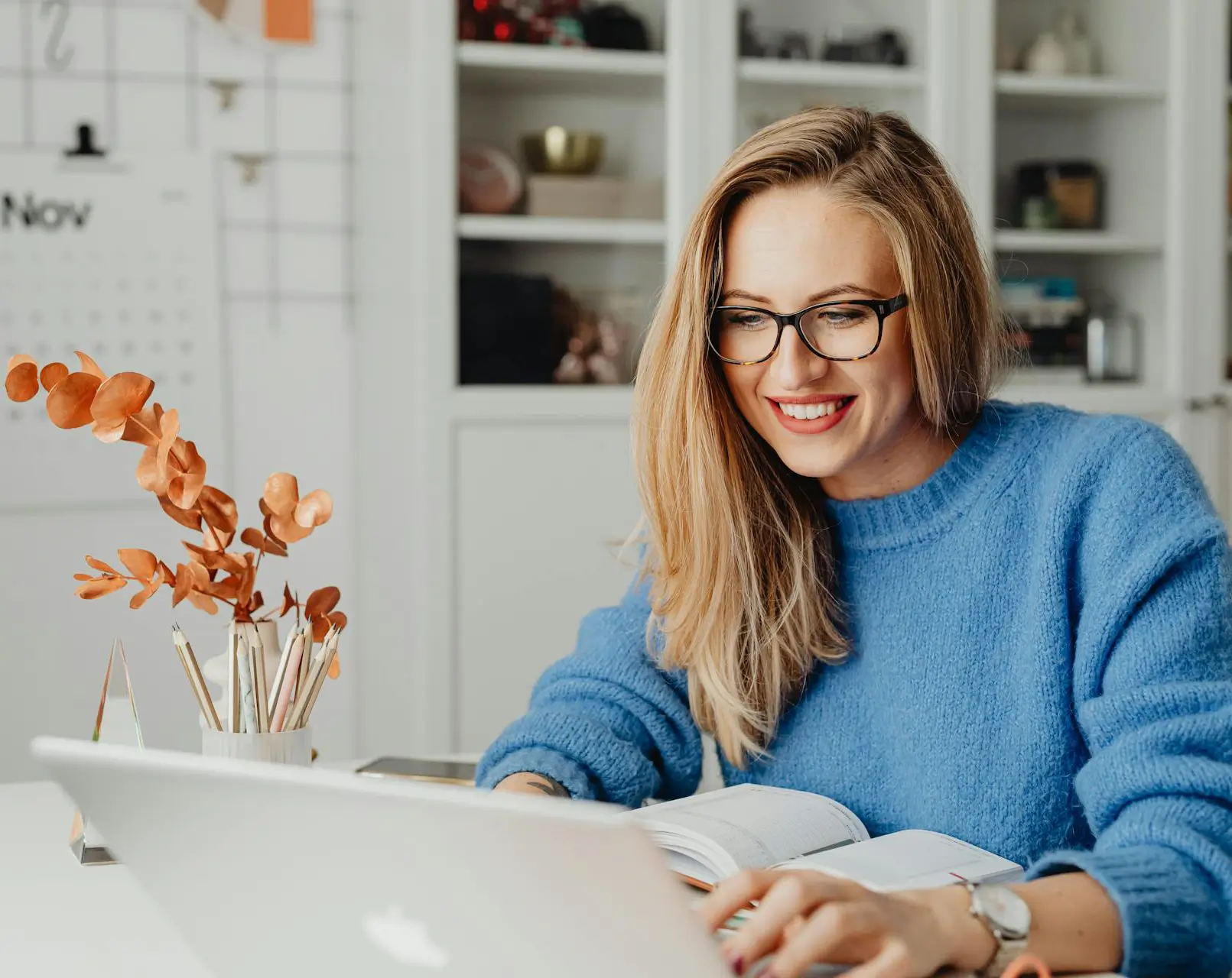  Consultant working in the office